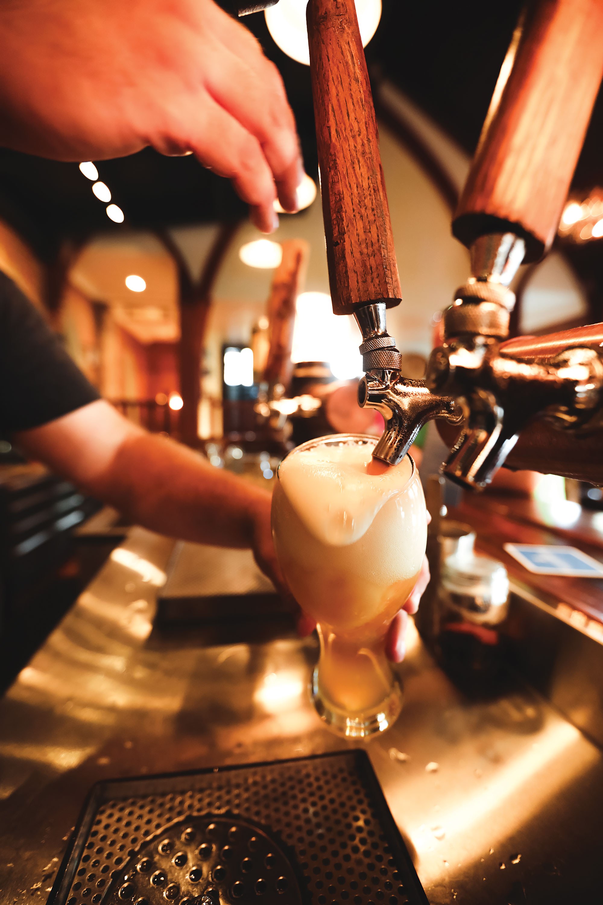 Pulling a pint of beer (Photo: Ontario Tourism Marketing Partnership)