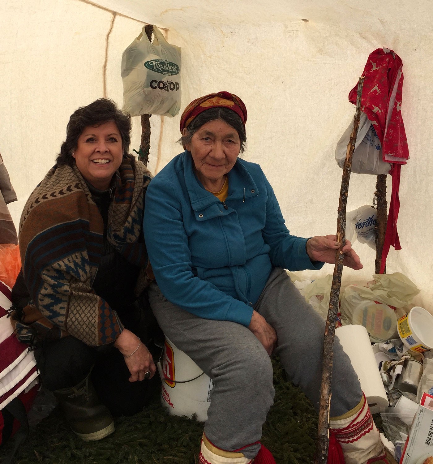 Cynthia Wesley-Esquimaux (à gauche) avec Elizabeth Penashue, née dans une famille de chasseurs et piégeurs innus qui vivait à Kanekuanikat, entre Esker et Churchill Falls, au Labrador. Elizabeth Penashue a déménagé à Sheshatshiu dans les années 1960 lorsque sa famille et sa nation ont été encouragées à se déplacer afin de faciliter leur intégration à la société canadienne par l’éducation et un mode de vie moins nomade. Photo offerte par l’auteure.