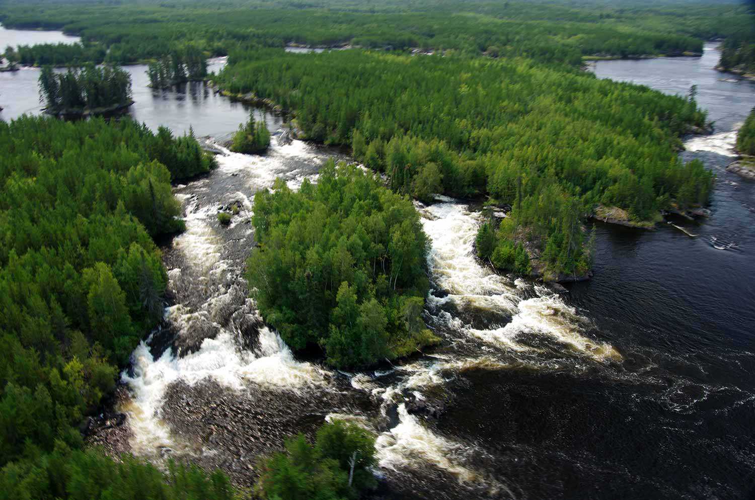 Quatre grandes rivières traversent le site, tout en rapides et en cascades (Photo : Pimachiowin Aki Corporation)